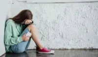 榮格說：

喜歡思考而不喜歡感受的人，會把自己的情感留在黑暗中變得腐爛，它將無法成熟，而腐臭催生病態(tài)且見不到光的藤蔓。

現(xiàn)代人的大腦太發(fā)達(dá)，發(fā)生一件事后，大腦立刻成為主角，然后能量都往大腦涌。結(jié)果這些能量沉不下來去，導(dǎo)致白天心神不寧、夜晚失眠。

其實感受才更接近真實的生命，但感受往往被我們忽視，我們太著急了，以至于沒有時間停下來等一等自己的感受。

生命中的每一種感受都需要被照看到。真正心智成熟的人，可以像好父親照顧孩子一樣照顧自己的感受。沒有“不該存在的感受”，當(dāng)你把那些“不該存在的感受”封印起來，你是在封印自己的能量。

長期這樣做，你會慢慢失去活力。配圖