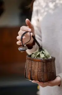 楊絳先生曾說過：“遇到一個好的愛人，是一種恩賜。

只有真正喜歡你的人，才會打心眼里覺得你特別好，因為擁有這樣的愛，你會變得自信有底氣。一個很好的愛人，可以減輕一半的人間疾苦。 ”

愿男人在擇偶時能多一份理智，少一份沖動，為自己，為家人，做出正確的選擇。配圖