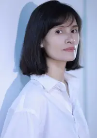 罗素说：“爱情只有建筑在平等的基础上才是健康的”。

​我非常同意这种观点，，爱情应该是纯粹的，不受控的，自然而然发生的由衷的想对方好，想跟对方在一起的一种感觉，它的存在是建立在平等的基础上。

​但是往往我们会对发生在自己身上的爱情过于美化，或者说过于自我感动。出于怜悯而产生的感情，我认为不是爱情，出于同情而产生的感情也不是爱情；而因为一方拥有金钱或者名利，产生的关系更谈不上爱情。配图