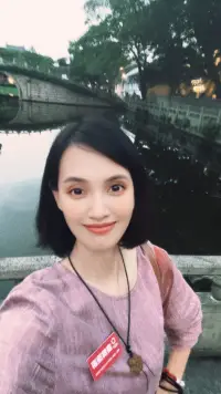 人生就是这样，如登山，但是人生的目的，可不是到达山顶哦。

当你到达山顶的时候，你就会发现，前面还有一座山在等着你向前呢。

人生的乐趣就在这一山又一山之间，是你努力攀登的过程，是你一路上遇到的各种不同的风景。

这也就是你，越来越好的自己！配图