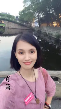 婚姻从来不该是人生的全部意义，那些在离与不离之间反复计算得失的人，往往忽略了重要的现实：把经营婚姻的力气，分一半来经营自己。
 

记住，好的破局方式，永远是从建造自己的诺亚方舟开始！❤️肖萧配图