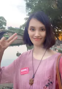 成長咨詢

每個人都會有一段異常艱難的時光，生活的窘迫，工作的失意，學業的壓力，愛的惶惶不可終日。挺過來的，人生就會豁然開朗；挺不過來的，時間也會教會你怎么與它們握手言和，所以你都不必害怕的。

每個人都會跌落低谷，有的人憋著一口氣重新站起，有的人一蹶不振。

彈簧被壓至最低才能彈的最高，同樣的道理，一個人在跌至谷底后才可能重回巔峰，甚至是更上一層樓。

所以，好好珍惜艱難時光中努力拼搏的機會，好好感謝拼命救自己于萬千水火之中的你，好好享受浴火重生后的美好生活！配圖