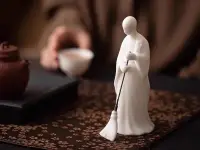 心理學家榮格說：“每個人都有兩次生命。

第一次是活給別人看，第二次是為自己活。

而第二次的生命，常常是從開悟以后開始的。
”很多人從一出生，就一直延續著第一次生命。
被裹挾在世俗的洪流中，不知道自己到底應該追求什么。

直到撞了很多南墻，碰了很多壁，才知道人生最難的修行，其實是向內求。

正所謂，靜觀己心，內求諸己。想要走出內心的困頓，就得學會把目光內收。

遇事從自己身上找原因，人才能覺醒自我的意識，擺脫平庸的宿命。配圖