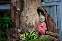 你為什么自卑，敏感，多疑？

自卑，敏感，多疑的表現是：習慣跟別人比較，較勁，只有贏了才能獲得一時的快感。經常患得患失，面對別人的夸獎總是陷入自我懷疑，長大以后容易變得敏感，不自信，對自我的評價非常的低。總是會跟比自己優秀的人比較，總覺得自己不如別人。
 
這是由于在原生家庭中長期接受打壓式教育，父母經常批評貶低孩子，總拿孩子的缺點跟別的孩子優點比較。

孩子很容易認為自己不夠好，若無法消化這些評價就會變得越來越自卑。配圖