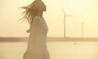 女人中年焦慮最怕的不是婚姻亮紅燈，而是你除了家庭一無所有。

如果你把全部情感寄托、人生重心都放在“老公對(duì)你怎么樣”上，那當(dāng)婚姻遇挫，你的世界就會(huì)分崩離析。

真正的破局，是把目光重新聚焦到自己身上。堅(jiān)持運(yùn)動(dòng)、拓展興趣圈子、精進(jìn)事業(yè)、學(xué)習(xí)穿搭或理財(cái)知識(shí)，讓自己重新“發(fā)光”。

你越有光芒，心態(tài)越從容，婚姻帶來的沖擊就越小！配圖