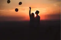 懂婚戀知識和不懂婚戀知識的女孩，在經(jīng)營感情的時候是兩種狀態(tài)。

懂婚戀知識的女孩，會更理智、清醒、且能把握戀情的節(jié)奏，并讓男人以她為中心，愛的幸福且游刃有余；而不懂的女孩，則是隨心而發(fā)，伴隨著爭吵和痛苦，愛的磕磕絆絆。配圖