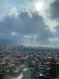 别再纠结“谁走了”，想想“谁还在”。

某心理学家跟踪20年发现：人到晚年，真正能滋养你的，不是关系数量，而是关系的质量。

两三个懂你的知己，胜过千百个点赞的网友。