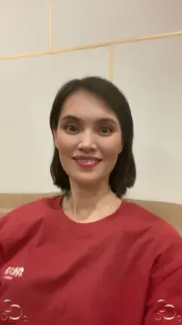 親密關系里面有一個非常重要的原則，那就是誰痛苦誰改變。

但是大家知道還有下半句嗎?那就是誰造成誰重建。也就是說，如果你總因為男人而感到痛苦，那應該要做出改變的其實是你自己。因為很多女人都有一個誤區，她們會覺得關系里的痛苦都是對方帶來的，只要改變對方，只要對方做出改變，痛苦就會消失。可是矛盾就在這里，你想讓對方改變沒有問題，但是對方不改變，你強行讓他改變，這個矛盾就來了，這個痛苦就出現了。

所以你才會發現，有很多女人結了婚以后，不是找了個老公，而是養了個兒子，是不是因為你強行去當了一個媽媽?你強行把他當成了一個baby，那作為媽媽，你肯定想著去改變，去改造這個“兒子”。你想讓他戒煙，戒酒，你想讓他變得更優秀。這種思維換來的一定是男人的厭煩，蔑視，冷暴力，甚至有的夫妻還反目成仇。所以各位，這種行為是非常愚蠢的，也是非常危險的。

在婚姻當中，不要過度的去參與對方的人生選擇，不要總是站在自以為的角度去替你的伴侶做決定，不要總是以己度人。這個男人自私也好，酗酒也罷，不上進也好，那是他的人生課題，他不痛苦，你為什么要去改變他呢?他為什么要改變呢?所以你越是想要去改變對方，你越會把自己放在一個像犧牲者，像媽媽一樣的位置上。那這個男人自然就會覺得他是個巨嬰了，然后跟你不斷的去對抗。

所以一定要記住，好的親密關系真的不是你去背負他的命運，去插手他的人生課題，而是你們能夠彼此接納，去激發出更好的自己。愛是為了促進自己和他人心智成熟，不斷拓展自我邊界，實現自我完善的意愿。也就是說，不是一個犧牲者對于另一個巨嬰的獻祭，糾纏，怨念。你不是你為了去拯救他而生，他也不是為了改變你而來，你們只是為了讓彼此成為更好的自己，這樣都不痛苦。一??肖老師配圖