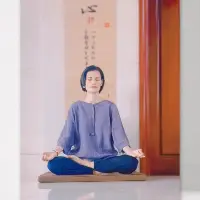 正念缓解焦虑

正念的核心只有两个字：觉察。

它不是要你对抗痛苦，而是教你“看见”痛苦。就像站在河边看水流，不干预水的流动，让它顺其自然。

神经科学研究发现，长期练习正念的人，大脑中负责情绪调节的前额叶皮层会增厚，而掌管恐惧的杏仁核则会缩小。这意味着，你的大脑真的会重塑自己。正念之父卡巴金讲到：“你不能阻止海浪，但你可以学会冲浪。”

抑郁最狡猾的地方，是让人误以为“必须做点什么才能好”。而正念反其道而行：你唯一要做的，就是什么都不做。坐下来，观察呼吸，让念头像云一样飘过。这种“无为”不是放弃，而是把挣扎的力气，转化成接纳的智慧。

正念的做法截然不同：它让你继续盯着那条消息，但不再评判它是“好”或“坏”，只是观察身体的变化，心跳、呼吸、紧绷的肩膀……当你把情绪拆解成具体的生理反应时，它的威力就减弱了。

心理学家荣格曾说：“你所抗拒的，不仅会持续，还会变得更强大。”正念训练正是通过“不抗拒”，切断了思维反刍的链条。每一次觉察呼吸的瞬间，都是给大脑按下一次“停止键”。
