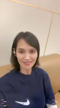 择偶定位心理

关于爱情，一定要去爱一个能让你做回小朋友的人，而不是去爱一个总嫌弃你不懂事的人。

不然你的好，在他眼里都变成了不好，你的优点在他那里都变成了缺点。

关于善良。你善良，尊老爱幼。搀扶老奶奶过马路，带着迷路的孩子去找妈妈。大家纷纷赞扬你，他却觉得你傻，爱多管闲事，他觉得做好自己的事情就好了，各人自扫门前雪，哪管他人瓦上霜。

关于优秀。你努力上进，即使下班了累了，你还不忘读书学习，周末还去考证。你通过考试了，他说你运气好。他说女孩子不要太拼命了，有老公养着呢，而他却什么都不做，守着微薄的工资，下班聊天游戏，虚度时光。

关于可爱。你可爱，喜欢花草，喜欢小猫小狗，还喜欢看动画片，动漫。他却说你幼稚，不成熟，这么大人了，还喜欢玩，还看小孩子才喜欢看的东西。

关于单纯。你思想单纯，对人热情，不虚假，很多东西不计较。但他却处处提防你，算计你，出去玩要你花钱，吃饭要你花钱，自己不送你礼物还要叫你送他礼物。

关于玩闹。有时候你会像孩子一样撒娇，求他亲亲抱抱，求他关注你，生气了要他哄哄你。他却说你好不懂事，他工作这么累了回来还要操心哄你。他觉得应该一直是你照顾他才对。你美好的品质在他眼里都变了样，你的世界越来越小小的只剩下他。你的眼里渐渐失去光。

你会变得越来越内耗自己！不，你没有错，错的只是他。你们三观不同，他打着爱你的旗帜，说着损你的话，做着伤害你的事，把你束缚在小小的天地。

一个真的爱你的人，应该是让你可以勇敢地做自己，能让你做回小朋友的。好的爱情莫过于：你在闹，他在笑，他陪你成长变好！❤️肖老师