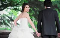 “闪婚”这辆“快餐车”离婚率高的原因，大部分源于对婚姻期望的太高，互不了解的情况下必定会凸显出矛盾；

其次就是压力大，多数闪婚夫妻都是小年轻容易烦躁，在工作中不顺心的情况下会滋生很多家庭矛盾；

还有就是女性的家庭地位观念提高，年轻女性更渴望得到经济和地位的管辖，不想再依附于丈夫，从而发生了三观不一致的婚姻观念；

再者就是离婚手续的简便化，青年夫妻想离就离的冲动心理也让离婚率普遍升高；

所以在结婚之前一定要细心考虑自己的婚姻正处于什么阶段！配图
