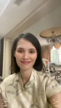 其实，一个女人的内在魅力，从来和容貌、年纪无关。人们以为那些优雅从容、光芒四射的女人，一定有过人之处。可真的走近她们，你会发现，所谓魅力不过是两样东西：自洽与善良。简单，却很少有人真正做到。

一、自洽：活成自己的太阳，才能温暖自己二、善良，与自己和解！❤️