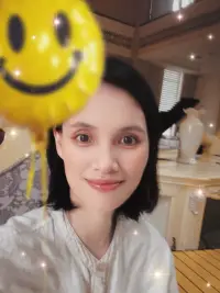 很多人在低谷时，会选择沉默。不说话、不解释、不求助，只是一个人躲起来，希望时间能治愈一切。

但心理学研究早已证明：长期抑郁状态下，大脑的某些区域会产生结构性变化，情绪调节能力下降，思维反应变慢，甚至会出现“情感麻木”。

这不是简单的“心情不好”，而是一种需要干预的心理疾病。

所以，真正的转折点，不是等别人来拉你，而是你自己在某一刻说：“我不能再等了”。