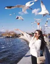 人生需拥有“不生气”的智慧

林则徐在书房挂着“制怒”匾额，不是没有脾气，而是懂得情绪是把双刃剑——伤人时更伤己。很多时候，你因为一时的脾气，不但毁掉了情谊，还会毁掉健康与格局。

中年人，不生气，不是麻木的隐忍，而是清醒的克制。

情绪稳定，是一个人最坚实的基石。

允许一切发生，真正的强大不是对抗，而是接受世事无常，允许遗憾，允许愚蠢与短浅的并存。生活不过见招拆招，假若你所害怕的事情发生了，那也是一种解脱，会如释重负，然后找到继续前进的力量，成为更好的自己。

人生不求满分，但求满足；生命不求富贵，但求平安；没事早点睡，有空多挣钱！配图