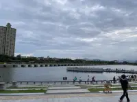 一個人的情關要是不破，大運很難起來。

為什么？因為情關是人生最難的一道關，比財富關更難。一個人如果想要站在高處站的穩，就一定要經歷情關，破除情關。

因為它會影響七情六欲，會讓你痛苦，讓你身不由己，讓你在感情的折磨里邊去感悟人生。但是有一個前提，福德不夠的人連經歷情關的資格都沒有。

去看看現在當下的社會，成功的女性，所有強大的女性都是經歷了足夠的感情上的折磨才磨練出來的。

所以記住，只要把情關跨過了，人生再也沒有比情關更難過的坎，一定會是那個戰無不勝的人。配圖