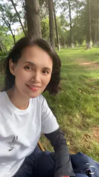 在这一生之中，总会遇到是非黑白之事，也总会有一些事情的存在，让你觉得苦恼、不可思议、难以理解、不能接受、无法承担等等。

每当此时，你就要学会管理好自己的情绪，要试着以积极的心态、客观的对待、冷静的处理，而不是一味地抱怨，责怪，因为那样除了消耗你本不多的热情，解决不了任何问题。

正所谓打倒一个人的从来不是事情，而是坏情绪！配图