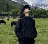很多人深陷抑郁泥潭，其实是把人性想得太美好。

总以为将心比心就能换来真心，却不知“利己”是本能，“利他”是权衡利弊后的选择；抱怨他人势利，却忘了慕强本就是刻在基因里的生存法则；拼命抗拒孤独，反而被空虚吞噬，可孤独本就是生命的底色。


​别拿圣人标准要求普通人，也别奢求他人完全理解自己。

接受人性的复杂，不过高期待，不执着改变他人。

像玩游戏般体验人生，遇到冷漠一笑而过，面对忽视坦然自若，允许自己脆弱。

当不再和人性较劲，不再为难自己，抑郁自然会消散，生活也会变得轻松许多！配图