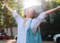 ❤️为什么你总是感觉社交很累？


因为你不懂得保护自己的边界，
总是把别人的需求凌驾于自身感受之上，
家人可以随意闯入你的生活，
对你的工作、感情指手画脚，
你不敢拒绝，你觉得家人也是为你好；

朋友习惯性向你索取情绪价值，
哪怕已经精疲力尽也硬撑着当垃圾桶，
你想着她现在一定很难过；

同事可以随意占用你的时间要求你帮忙，
因为你觉得他一定有难处，
你像个没有围墙的庭院，
任由所有人随意进出，
却忘了给自己留一块安宁的空间。

这种缺乏边界感的状态，
让你承担了太多本不属于自己的责任，
明明是他人的课题，
却变成了你的焦虑，
别人发泄情绪，你却揽过来默默消化，
久而久之，你分不清哪些是自己的感受，

哪些是被迫承接的压力，
任何一点人际关系的摩擦，
都能轻易击溃你强撑的防线。

直到现在，
你仍然无法果断拒绝不合理要求，
甚至你根本无法区分哪些是不合理要求，
但是你心累的感觉是真实的，
于是你陷入了两难的境地，
要么因为害怕麻烦，选择回避社交，
要么因为害怕失去关系或害怕冲突，
选择一味隐忍！

但是你忘了，
健康的关系从不需要以牺牲自我为代价，
守住边界，才是对自己最温柔的保护。配图