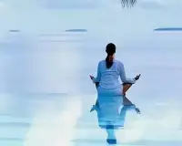 冥想的好處

冥想是一種身體和精神緊張的放松，同時(shí)也是一種有著特殊好處的放松。

可以讓你的身體保持一種只使用適中的能量的覺察，不只是在冥想過程中，同樣在日常的活動(dòng)中。

冥想是對(duì)于身體之前的不好的習(xí)慣的一種再教育，這些不好的習(xí)慣包括緊張、過度用力。

冥想會(huì)帶來身體覺知力的提高，冥想者可以更好的注意到緊張并且放松，從而可以更有效地調(diào)整自己的身體。

需要在專業(yè)老師指導(dǎo)下進(jìn)行會(huì)比較安全！配圖