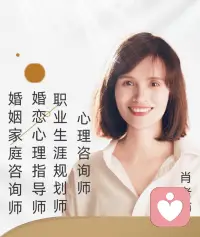 青少年情緒不穩定是多種因素共同作用的結果，主要包括生理、心理和社會環境三方面：
生理因素

青少年時期身體發育迅速，激素水平變化劇烈。比如青春期性激素分泌增加，會影響大腦神經遞質的平衡，使得情緒調控受到影響。同時，大腦發育尚未完全成熟，尤其是前額葉皮質，其在情緒控制、決策制定中起關鍵作用，發育不完善導致青少年更易沖動和情緒波動。

心理因素

●自我意識覺醒：青少年開始關注自身形象、能力和在他人心中的地位，追求獨立和自主。但自我評價尚不穩定，可能因他人的評價或一次成敗而產生情緒變化。若被同學贊揚，會欣喜若狂；若遭遇批評，可能陷入低落。

●認知發展局限：思維雖向抽象邏輯過渡，但看待問題仍較片面和絕對。面對困難和挫折時，容易產生極端想法，如將一次考試失利視為前途無望，進而引發負面情緒。

社會環境因素
●學業壓力：課程難度增加、考試競爭激烈，若成績不理想，青少年會產生焦慮、沮喪等情緒。長時間學習、備考，缺乏足夠休息和放松，也會讓情緒變得煩躁。

●家庭環境：家庭氛圍不和諧，如父母經常爭吵、關系緊張，或教育方式不當，如過度溺愛或嚴厲苛責，都會影響青少年的情緒穩定性。
●社交問題：在與同伴交往中，可能遇到被孤立、排擠或發生沖突的情況，導致他們產生孤獨、憤怒、自卑等情緒。配圖