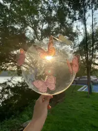 ❤️成长咨询

所有折磨你的事
所有折磨你的人
只要你愿意
都能成为转身离开的理由，
而非困住脚步的枷锁。
 
那些让你辗转难眠的刁难，
不必非要掰扯出对错，
沉默转身也是一种清醒；
那些消耗你情绪的关系，
不必强撑着维持体面，
主动断联才能腾出空间。

你可以把深夜的眼泪换成清晨的闹钟，把反复的内耗变成专注的小事。

读半本没看完的书，做一顿简单的饭，走一段晚风里的路。
 
慢慢会发现，不是所有事都要扛，
不是所有人都要留。

当你愿意放下“必须和解”的执念，
愿意拒绝“勉强自己”的绑架，
那些曾紧紧缠着你的折磨，
终会在你向前的脚步里，
变成越来越远的风景。

你值得把时间留给让你安心的人，
把精力花在让你舒展的事上，
这不是逃避，
而是对自己最实在的偏爱！配图