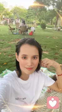 ??想要婚姻幸福，女人不給男人太多情緒。


女人總覺得婚姻里委屈太多，遇到不開心的事，逮著老公就吐槽，甚至哭鬧，其實(shí)吧，男人最怕的就是女人的眼淚。你以為你在訴苦，他會(huì)心疼，其實(shí)很多時(shí)候，他腦子里全是“麻煩”兩個(gè)字。


我有個(gè)朋友，年輕時(shí)候脾氣火爆，一點(diǎn)小事就跟老公大吵，結(jié)果呢，老公越來越冷漠，家也不愿意回。她后來學(xué)聰明了，生氣了就自己出門散步，或者約閨蜜喝茶聊天，不把所有的火氣都潑到老公身上，反而過得輕松，男人見她淡定，心里還覺得愧疚。


男人就是這樣，女人越是把情緒往他身上甩，他越想逃走；女人越是能消化自己的情緒，他反而會(huì)覺得這個(gè)老婆穩(wěn)重，有底氣，開始把你放心上。說白了，情緒是毒藥，別給太多。配圖