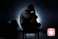 ??別害怕，抑郁不是你的錯

扣都的情緒悄然來襲，很多人會陷入自責
與內疚的深淵，認為自己的軟弱和無能導致
了這一切。

但是，抑郁只是一種疾病，而非個人的選擇
或過錯

它不分年齡、性別、職業，也不問你的過去
與未來，它就這樣無聲無息地降臨。

因此，首先要學會的是接納自己，接納這份
不期而遇的情緒。

告訴自己：這只是暫時的，總有陽光會照
進來！

不要讓自己陷入 黑暗的旋渦，而是主動尋找
光明的出口！配圖