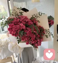 ??家庭和自我，就像天平的兩端，我們女性總是努力在中間尋找平衡。

我們要照顧家人的飲食起居，關心孩子的成長，還要兼顧自己的夢想和追求。

有時候會覺得很累，感覺自己像個不停旋轉的陀螺。但這并不代表我們要犧牲自己。我們可以和家人溝通，讓他們理解我們的需求，
一起分擔家庭的責任。

我們也可以給自己留一些時間，去做自己喜歡的事情，比如看一場電影、讀一本書。

姐妹們，家庭很重要，
但自我同樣重要，找到平衡，才能擁有幸福的生活。一??肖老師配圖