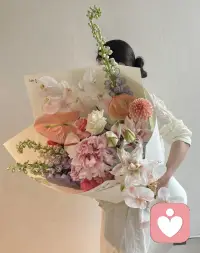 ??過度敏感的人，活得往往很累

他們總是在別人無意的話語和行為中，讀出各種深意，自己折磨自己。

放寬心，很多時(shí)候，別人并沒有那么多心思針對你。

學(xué)會鈍感，才能輕松前行。一肖老師配圖