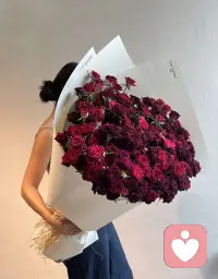 ??很多人焦慮，是因?yàn)樗麄兲缇蛯W(xué)會了“把自己放在了最后”。

從小到大，聽得最多的一句話是：“懂事一點(diǎn)，別添麻煩?！?
于是你會“先滿足別人，再考慮自己”；

你會“怕別人不高興，所以凡事先道歉”；

你會“怕別人說你自私，所以凡事?lián)屩伞薄?
結(jié)果呢？

你活成了一個“無我”的人。

別人習(xí)慣你讓著他，不再珍惜你；

你自己也開始懷疑自己是否“應(yīng)該有需求”。

你在親密關(guān)系中卑微，在職場中透明，在家庭中累成苦力工。

這不是能力問題，而是你太早放棄了“為自己做主”的權(quán)利。

你要知道：你不是誰的工具，也不是誰的情緒垃圾桶。

你是一個獨(dú)立的人，有權(quán)拒絕，有權(quán)沉默，有權(quán)不解釋，有權(quán)讓自己舒服一點(diǎn)。

你可以說“不想聽、不想幫、不想應(yīng)付”。

你可以不接爛攤子、不做替罪羊、不當(dāng)和事佬。

這是你的權(quán)利，不是你“狠心”，也不是你“不講情面”，而是你終于開始為自己而活。

當(dāng)你學(xué)會把自己的感受、精力和情緒擺在前面時，你會發(fā)現(xiàn)：

你的焦慮立刻就不見了，你的邊界也無比清晰了，你的生活也開始有了方向、你也有了尊嚴(yán)。配圖