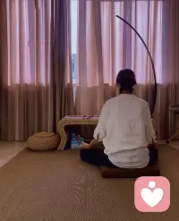 ??當(dāng)命運(yùn)決定讓你成長(zhǎng)時(shí)，總會(huì)有一些人或事出現(xiàn)來(lái)激勵(lì)你。

這些人或事也許并不完美，甚至?xí)屇愀械酵纯嗪屠Щ螅沁@些經(jīng)歷塑造了你今天堅(jiān)強(qiáng)而勇敢的模樣。

在成長(zhǎng)的道路上，每一段經(jīng)歷都是寶貴的財(cái)富，每一個(gè)不順心的人或事都是我們成長(zhǎng)的機(jī)會(huì)。讓我們學(xué)會(huì)從中汲取力量，相信自己的潛能，并勇敢地面對(duì)生活的挑戰(zhàn)。

經(jīng)歷過(guò)風(fēng)雨，才能見(jiàn)到彩虹。在不斷成長(zhǎng)的過(guò)程中，我們將變得越來(lái)越好，迎接更加美好的明天！配圖