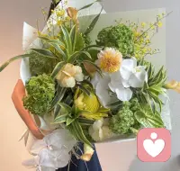 ??很喜歡楊絳先生的一段話：

“請保持你心中的光，因為你不知道，誰會借你的光，走出黑暗；

請保持你的善良，因為你不知道，誰會借你的善良走出絕望；

請保持對這個世界最大的善意，因為你所做的一切，最終會循環到自己身上。”配圖