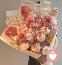 作家苏芩曾说：“不必把所有人，请进你的生命里。”

真正的清醒，是把抱怨、不甘与拉扯的时间省下来，去靠近那些温暖而踏实的人。

当你主动整理自己的圈子，心也会随之明亮起来！配图