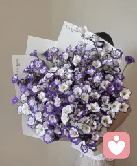 💕王暖暖经历对婚姻的启示

王暖暖从与俞某冬相识相恋到遭遇杀身之祸的经历，为人们在婚姻问题上敲响了警钟，提供了诸多深刻启示：

婚前要全面了解对方
●看清真实性格与品行：王暖暖和俞某冬相识不久便结婚，未能深入了解对方真实性格。婚后才发现俞某冬喜爱赌博且欠有外债。在选择伴侣时，不能仅凭短时间相处的印象就匆忙决定，要通过长时间交往、观察其日常生活中的行为习惯、对待他人的态度等，了解对方的性格特点、道德品质和价值观。
●了解家庭背景和生活习惯：一个人的家庭环境和成长经历会对其产生深远影响。了解对方的家庭背景、父母关系、家庭文化等，有助于更好地理解伴侣的行为模式和价值观。同时，也要关注双方的生活习惯是否能够相互适应，避免婚后因生活习惯差异过大而产生矛盾。
警惕婚姻中的不良动机
●防范利益算计：俞某冬在王暖暖怀孕后，先让其帮忙偿还赌债，被拒绝后又给她买保险，受益人是自己，最终还将怀孕的她推下悬崖，其不良动机昭然若揭。在婚姻中，要保持清醒的头脑，对于伴侣突然提出的涉及重大利益的要求，如大额借款、购买保险等，要谨慎思考背后的动机，避免陷入利益陷阱。
●关注行为异常：如果伴侣在行为上出现异常，如突然变得冷漠、频繁撒谎、经济状况不明等，要引起警觉，及时沟通了解情况，避免问题恶化。

重视婚姻中的沟通与自我保护
●保持沟通顺畅：良好的沟通是婚姻关系的基石。王暖暖和俞某冬在面对赌债问题时，未能进行有效的沟通和协商，导致矛盾激化。夫妻双方应该建立开放、坦诚的沟通机制，及时分享彼此的想法、感受和需求，共同解决婚姻中遇到的问题。

●学会自我保护：当发现伴侣有不良行为或存在潜在危险时，要学会自我保护。王暖暖在住院期间曾受到威胁，但她最终勇敢地向警方披露真相，维护了自己的权益。女性在婚姻中要增强自我保护意识，了解相关法律法规，必要时寻求法律帮助和社会支持。
慎重对待婚姻决策
●避免闪婚：王暖暖和俞某冬相识两个月就结婚，这种闪婚行为使她未能充分了解对方，为婚姻悲剧埋下了隐患。婚姻是人生中的大事，需要慎重考虑，不能因为一时的冲动而仓促结婚。在决定结婚前，要给彼此足够的时间去了解和适应，确保双方在性格、价值观、生活目标等方面相契合。
●理性看待婚姻问题：当婚姻出现问题时，要保持理性，冷静分析问题产生的原因，尝试通过合理的方式解决。如果问题无法解决，也要勇敢地做出决策，及时止损，避免陷入更深的痛苦。配图