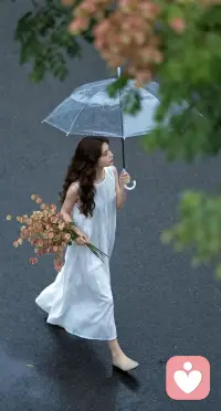 ??學(xué)會(huì)在付出與自愈間找到平衡，是中年必修的功課。 

當(dāng)你開始關(guān)照自己的情緒，傾聽內(nèi)心的聲音，你會(huì)發(fā)現(xiàn)，那些原本消耗你的人和事，似乎也不再那么沉重了。因?yàn)槟愕膬?nèi)心有了源頭活水，便有了持續(xù)給予的能力。

?不必愧疚于偶爾的“斷電”，允許自己有不那么堅(jiān)強(qiáng)的時(shí)候。一個(gè)能坦然接納自己脆弱的女人，內(nèi)心往往蘊(yùn)藏著更深沉的力量。

?請記住，你先是你自己，然后才是女兒、妻子與母親。當(dāng)你把自己活成一片可以自我循環(huán)、充滿生機(jī)的生態(tài)，你才能成為家人真正依靠的港灣，而非日漸枯竭的溪流。

為自己蓄能，才是對家人最長情的負(fù)責(zé)。配圖