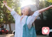 💕分享一段非常治愈焦虑的话：

“这个世界上没有真正快乐的人，只有想得开的人，世界万物都在治愈你，只有你不肯放过自己。

​你把自己逼到抑郁，把自己气得一身病，然后除了自己难受，什么也改变不了！

世界上所有的事情除了生死，其他都不值得一提。配图
