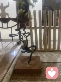 💕世间枷锁本是梦，无形无相亦无我”：看开了，“束缚” 多是自己想出来的！

【释义】世上那些困住我们的 “枷锁”，大多不是真的 “实物”，而是自己心里的执念、焦虑、在意 —— 是 “怕别人说不好” 的顾虑，是 “必须做到完美” 的强求，是 “跟别人比不如人” 的自卑。

这些 “枷锁” 看不见、摸不着，甚至很多时候，是我们自己把自己困住，忘了 “其实没那么多的必须、也没那么多害怕”！配图