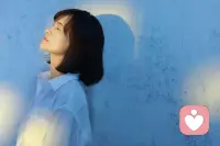 ??職場

天寶十五年，長安淪陷，安祿山在金殿上逼舊唐大臣“站隊”。

狀元郎王維，被安祿山按頭封了個“給事中”的頭銜。
消息傳回靈武，唐肅宗震怒：“王維失節(jié)，當(dāng)斬！”
一夜之間，王維從“詩佛”變成“叛徒”。

如果你是王維，該怎么辦？
王維做了三件事：
1. 裝病。他吃下大量巴豆，把自己拉到虛脫，借此請假，不再參與事務(wù)；
2. 寫詩。他寫下“萬戶傷心生野煙，百官何日再朝天”，把忠君之心刻在詩里；
3. 托人。他把這首詩藏在衣服夾層，托人帶給遠(yuǎn)在靈武的肅宗。
一年后，長安光復(fù)。朝廷清算“叛徒”，名單上王維赫然在列。

可那首詩被呈到御前，肅宗讀后長嘆：“王維之心，朕知之矣。”
功過相抵，只給了個“降職處分”。

今天，我們被領(lǐng)導(dǎo)誤會、被同事孤立、被客戶罵到狗血淋頭，是不是該學(xué)王維：

先保命，再保名；
先止損，再翻盤。配圖