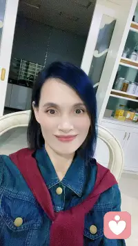 💕很多高敏感的人，会为自己太容易受伤而苦恼。 别人一句玩笑话，你能想半天；别人无意的冷淡，你能掉眼泪；别人做错事，你会先怪自己是不是哪里做得不好。

可心理学研究发现，高敏感人之所以容易“痛”，是因为他们的大脑对信息的加工更深。
当普通人面对挫折，只是“记住”时，高敏感人会“理解”“体会”“反思”。

他们不仅经历了事件本身，还在反复推敲这件事带来的感受、意义与后果。

也就是说——他们在痛苦中，其实在 深度学习。配图