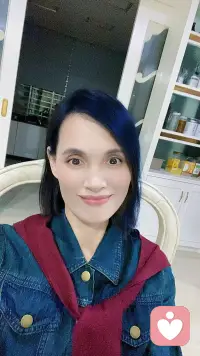 ??熱戀中的男女，總是期待對方填補童年未被滿足的需求。

這種期待讓人們給彼此鍍上濾鏡：

總覺得他會永遠記得紀念日，她會永遠溫柔體貼，只要抓住這個人，就能擁有滿分的幸福。
可濾鏡總會碎。

當激情褪去，才發現他會忘記你叮囑，她會因為累對你發脾氣；

你期待他像偶像劇男主般浪漫，他卻連生日蛋糕都選不對款式；

你希望她像閨蜜般懂你，她卻總在你疲憊時說“別想太多”。

于是有了矛盾、開始爭吵、埋怨，最后失望、分手.......

我們抱怨命運的不公，責備人性的善變，可早已忘記那個“完美形象”本就是自己的幻想出來的。配圖