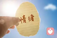 许多人总在乎人言可畏，活成了行尸走肉的模样。

身处人情社会，每个人都在乎别人说了什么，有什么看法。

越是在乎，越是活成了别人的模样，而非自己的模样。配图