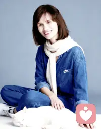 💕如何真正应对回避型依恋


很多人在和回避型伴侣相处时，总想着找“终极秘籍”让对方服帖，结果反而越陷越深——痛苦的根源，是把对方当成了人生的中心。对方的一举一动都能让自己彻夜难眠，情绪价值和自我认同全靠对方的回应支撑，这种需求感像无形的压力，让回避型本能想逃跑。

其实真正的转变，从来不是“搞定对方”，而是把自己放回生活的主角位置。

不再让对方的反应左右情绪，把对方当成“客串的NPC”——不是冷漠，而是学会用更轻松的姿态面对关系。

当你不再围着对方转，身上的窒息感消失，回避型反而会好奇：你为什么变了？为什么不再盯着他的回应？这种能量的逆转，才是打破循环的开始。

但自我调整只是第一步，要真正改善回避型依恋的相处模式，还需要专业的方法支撑。

比如心理治疗是核心干预手段，依恋取向治疗能帮人重构早期的情感体验，精神动力学治疗探索潜意识里的防御模式，团体治疗则提供安全的人际反馈环境——这些都能慢慢化解对亲密关系的恐惧。

认知行为干预也很有用：比如识别“依赖别人就是软弱”这种自动化负面思维，用行为实验验证“表达需求会不会真的被拒绝”；记录情感触发的事件，练习用中性视角解读对方的意图，慢慢修正“亲密即危险”的核心信念。配图