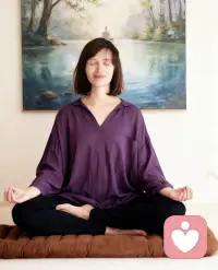 你发现没有？
现代人养生的最大障碍，是魂不守舍。


吃饭时想着没做完的报表，睡觉时盘算明天的人际关系，连散步都在刷手机。
身心永远不同步，能量就在这种拉扯中耗尽了。

​心乱了，磁场就散了。

养生先养神。
不是让你去深山老林打坐，而是把心收回来，安放在手头这一件事上。
洗碗就感受水流，喝茶就品味茶香，陪家人就专心说话。

这叫“置心一处，无事不办”。

​很多人活得太“虚”。
为未来的房贷焦虑，为过去的失意懊悔，唯独对眼前的一切视而不见。

想得太多，做得太少，内耗就这么来的。
你喂养焦虑，焦虑就吞噬你；你专注当下，当下就滋养你。

​怎么养？
八个字：对境无心，逢缘不动。配图