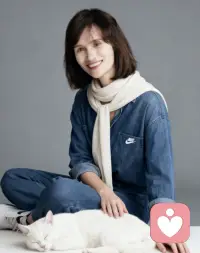 积极心理学技巧对提升幸福感的帮助，就像给植物浇水施肥——不是一蹴而就，却能慢慢滋养出更蓬勃的状态。

它们的作用在于帮我们调整“心理滤镜”：比如习惯记录小事的美好，会让我们从“忽略幸福”变成“主动捕捉幸福”；用积极的语言对话自己，能减少自我否定带来的内耗，让内心更舒展。

这些技巧不只是“技巧”，更是在培养一种“幸福体质”——当我们学会用更灵活、更积极的方式看待生活，哪怕遇到难题，也能从困境里找到成长的可能，这种由内而外的力量，对幸福感的提升是很扎实的。

关键是坚持去做，就像每天多走几步路会慢慢强壮身体，每天用一点积极技巧，幸福感也会悄悄积累，变得越来越稳呢～配图