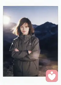 叙事迁移的力量

叙事迁移，是把痛苦经历重新解读、赋予新意义的心理力量。很多人困在旧故事里，把伤害当成宿命，在自我否定中不断内耗。

学会叙事迁移，就是主动改写人生剧本：不再把自己定义为受害者，而是成长路上的觉醒者。过去的伤痛无法抹去，但我们可以重新诠释它的意义——那些难熬的时刻，不是为了打败你，而是让你更清醒、更强大、更懂得守护自己。

换一种叙事，就换一种人生。把经历变成经验，把伤痛变成铠甲，你会发现，真正治愈你的，从来不是忘记过去，而是重建属于自己的人生叙事。配图