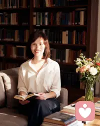 💛来自来访者的婚姻生活故事


我终于把孩子送进大学，
本以为能松一口气，
没想到，空巢的不是家，是婚姻。

家里突然安静得可怕，
没了唠叨，没了忙碌，没了烟火气，
只剩下我和他，
面对面，却无话可说。

曾经十几年，
我们的话题全是孩子，
日子被作业、成绩、接送填得满满当当，
以为那就是婚姻全部的样子。

等孩子一走才发现，
我们早就弄丢了彼此。

他刷他的新闻，我刷我的视频，
吃饭不聊天，睡前不沟通，
同床共枕却像隔着一片海，
夫妻生活更是一潭死水，
连触碰都变得陌生又尴尬。

没有出轨，没有吵架，
没有惊天动地的矛盾，
却比争吵更让人窒息——
这就是最扎心的空巢婚姻。

明明是最亲的人，
活成了最熟悉的室友。

我该怎么办？

我的建议：

中年婚姻不用轰轰烈烈，
不用找回热恋，
从一起散散步、说说话、吃顿饭开始，
把曾经给孩子的耐心，
分给伴侣。

中年夫妻的爱，
藏在陪伴里，藏在细节里，
藏在愿意重新看见彼此里。

愿每一对空巢夫妻，
都能在平淡日子里，
重新牵手，重新心动。❤️
－肖萧老师