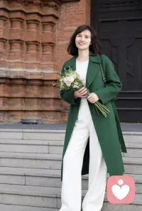 人性在极限压力下的折射，往往超出我们事后轻松的想象。

这份理解，像一束微弱但确切的光，照进了我们心中那个被称为“怨恨”的角落。

恨，往往是因为我们只看到了对方伤害我们的那一面，而未曾看见他作为一个完整的人，自身的困境与无力。配图