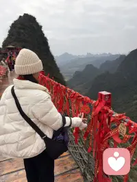 斯蒂芬·吉利根说：人生最好的活法，其实就两句话：在自己的世界里熠熠生辉，在他人的世界里顺其自然。


英文：the best way to live one's life can actually be summed up in just two sentences shine brightly in your own world and go with the flow in the world of others.配图