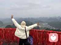 斯蒂芬·吉利根说：人生最好的活法，其实就两句话：在自己的世界里熠熠生辉，在他人的世界里顺其自然。


英文：the best way to live one's life can actually be summed up in just two sentences shine brightly in your own world and go with the flow in the world of others.配图