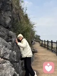 斯蒂芬·吉利根说：人生最好的活法，其实就两句话：在自己的世界里熠熠生辉，在他人的世界里顺其自然。


英文：the best way to live one's life can actually be summed up in just two sentences shine brightly in your own world and go with the flow in the world of others.配图